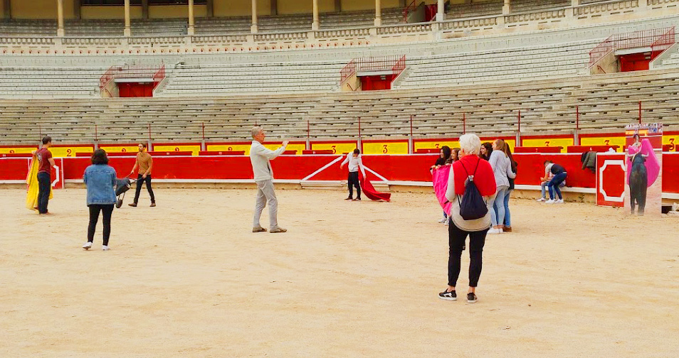 Visitantes conociendo el ruedo de la Plaza de Toros de Pamplona