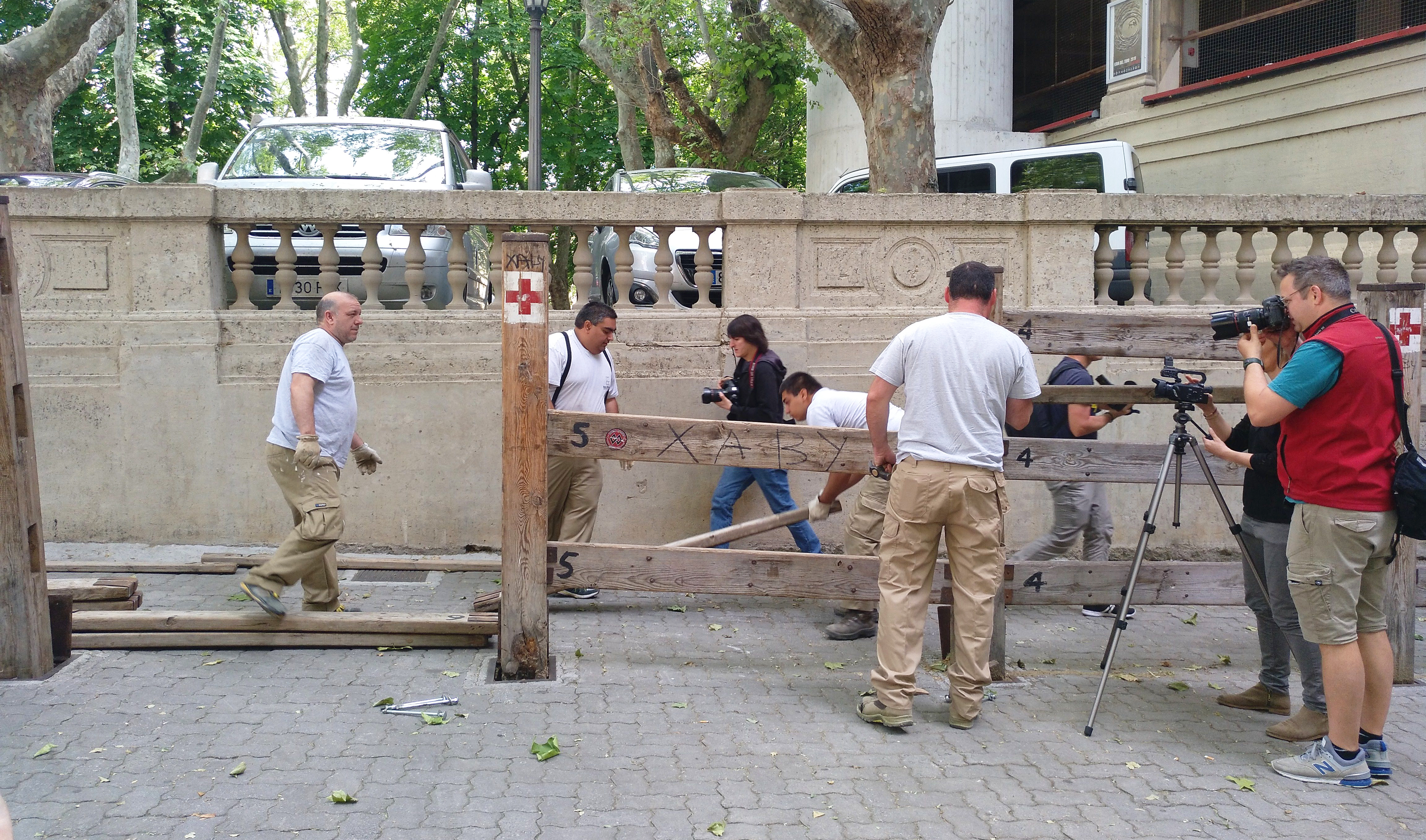 Instalación del vallado, callejón de la Plaza de Toros de Pamplona