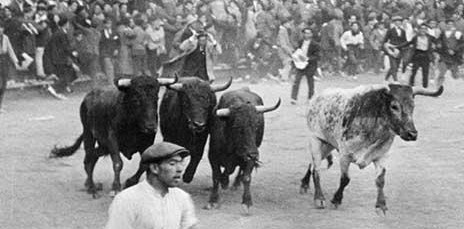 magen antigua de los toros entrando en el encierro a la Plaza de Toros